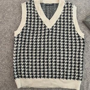 Black and beige vneck knitted vest!